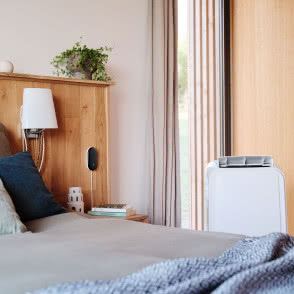 klimatyzacja, kanapa, poduszki ozdobne, taras, żaluzje pionowe