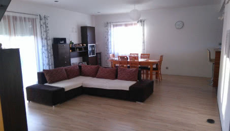 Jakie meble do salonu z aneksem?