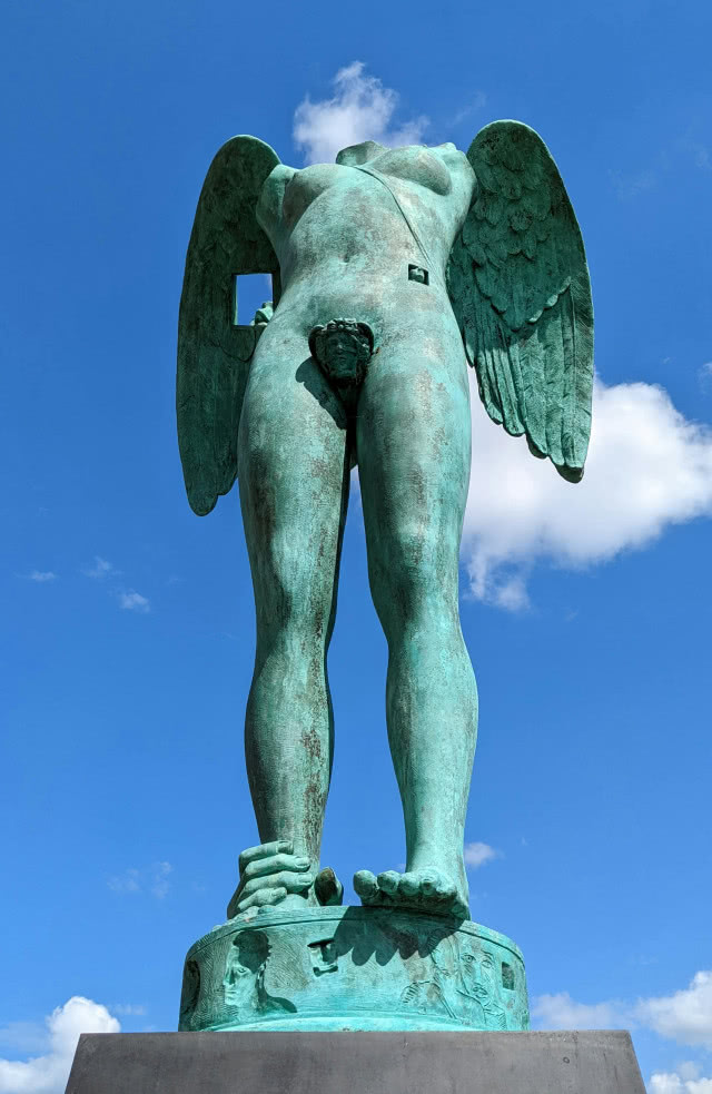 Igor Mitoraj Ikaria - rzeźba z bliska, kadr z pozycji żaby 