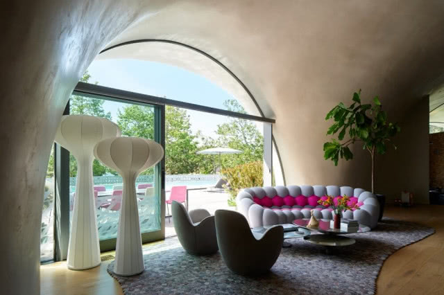 Przeskalowane lampy i kolorowa kanapa