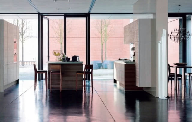 Posadzka z żywicy epoksydowej barwionej w masie może być gładka i połyskliwa jak lustro. W takiej formie doskonale nadaje się do kuchni zaprojektowanej prosto i nowocześnie (fot. Poggenpohl)