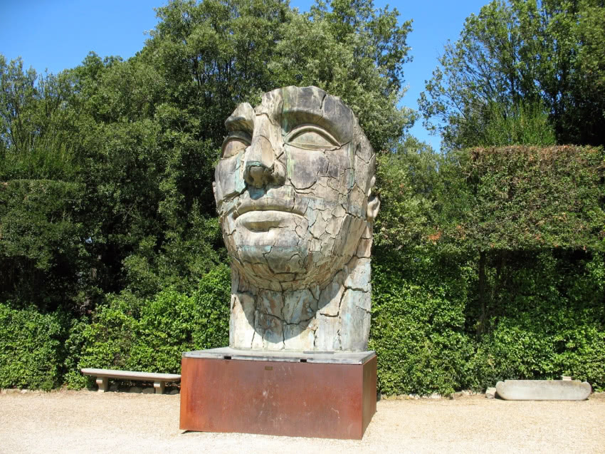 Igor Mitoraj, "Głowa-Maska". Rzeźba znajduje się...