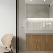 Minimalistyczny dom na Kaszubach. Ma wysoki sufit nad salonem i antresolę!