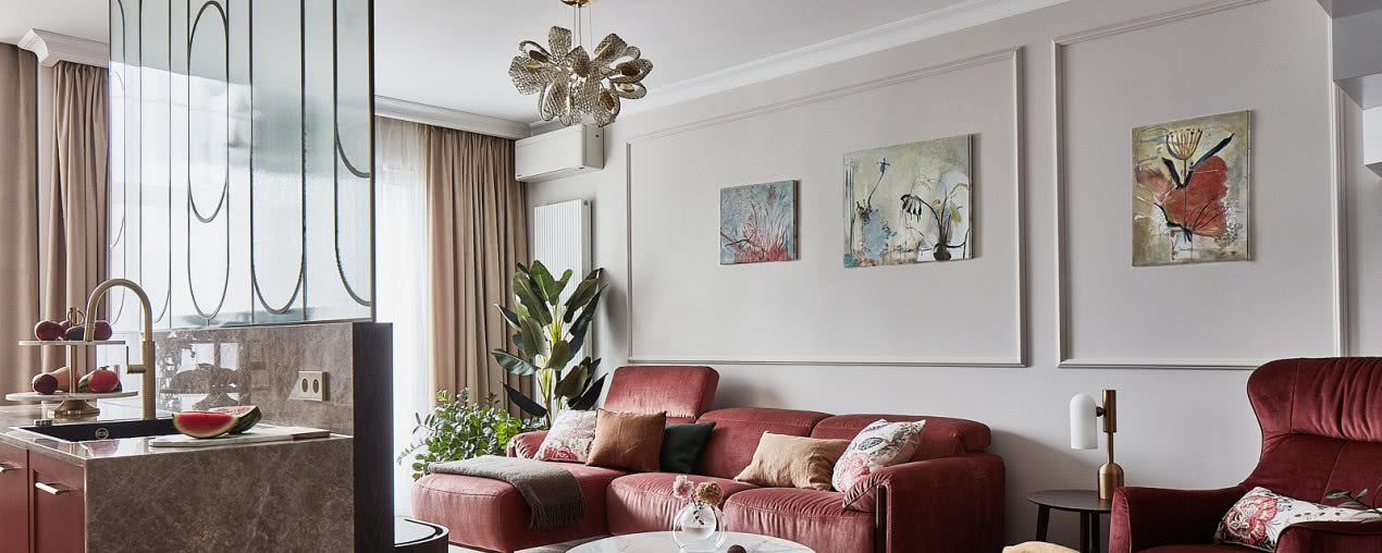 Dwupoziomowy apartament na Żoliborzu. Ma czerwoną kuchnię i master bedroom!