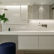 Minimalistyczny dom na Kaszubach. Ma wysoki sufit nad salonem i antresolę!