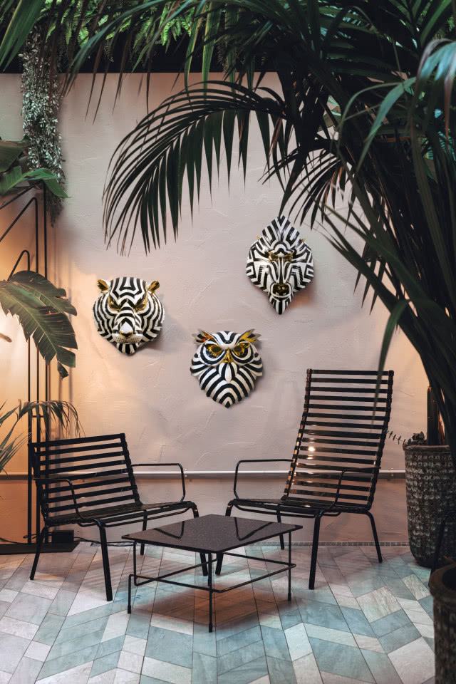 Kolekcja Fierce Portraits
przenosi tradycyjną sztukę
afrykańskich masek
plemiennych do świata
porcelany. Dekoracje wyróżnia
eleganckie zestawienie bieli,
czerni i złota. Maski mają
haczyki do zawieszenia
na ścianie oraz podpórki
do postawienia na stole.