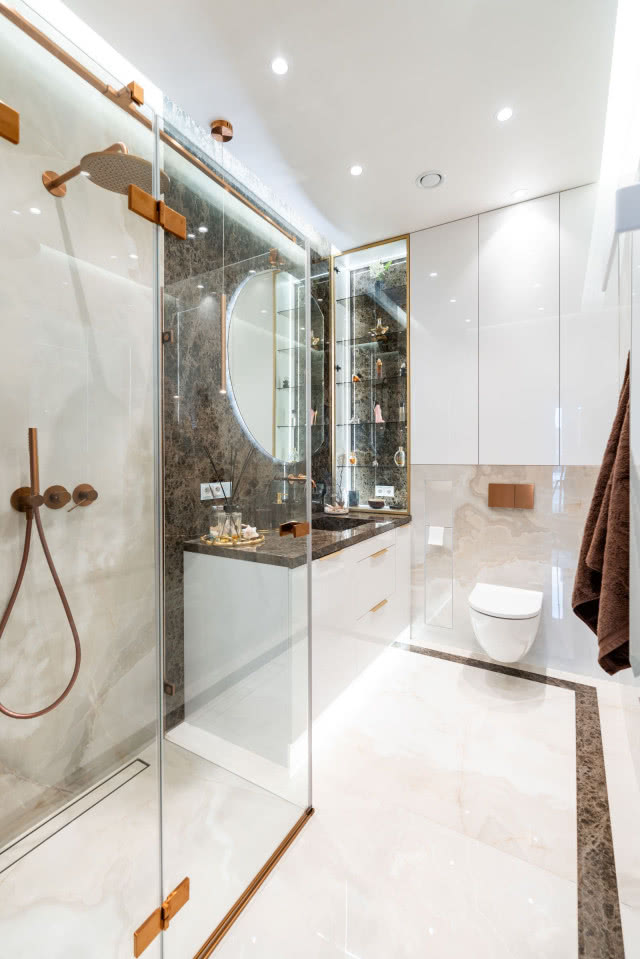 kamień na ścianie w łazience pod prysznicem