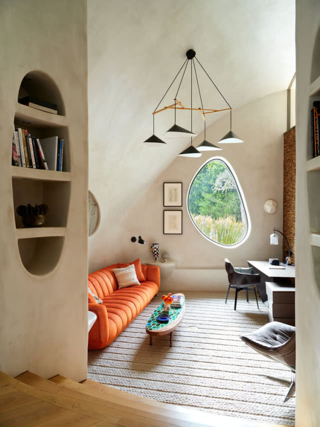 salonik z owalnym oknem