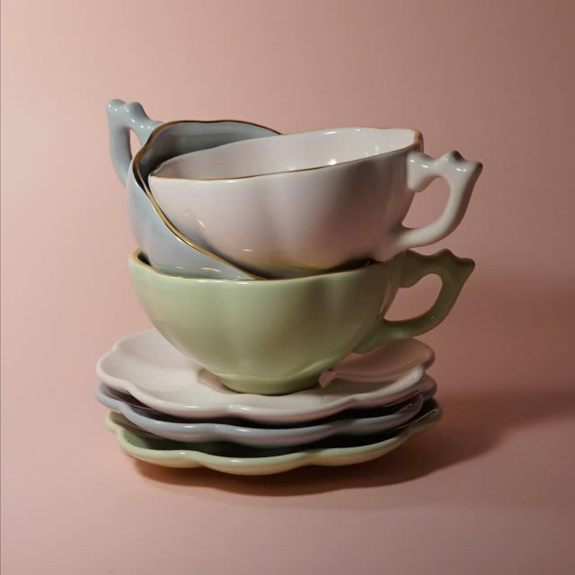 współczesny wzór filiżanek, które kształtem przypominają tulipany