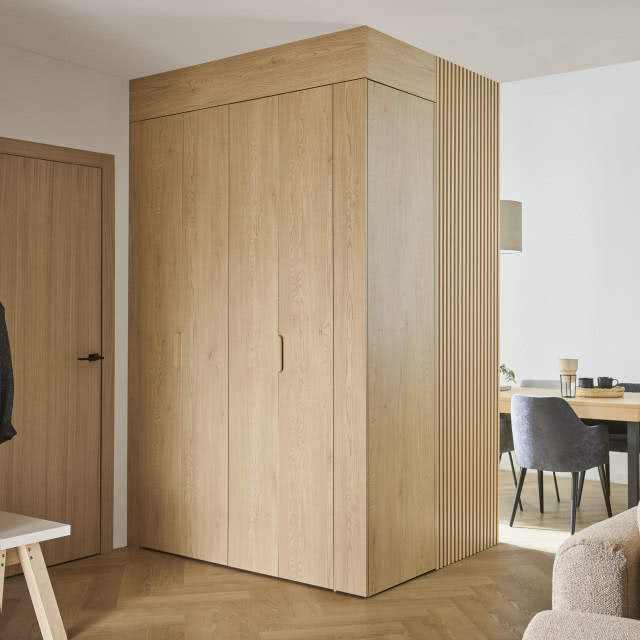 Jak w niewielkim mieszkaniu dopasować szafę w aranżacji salonu?