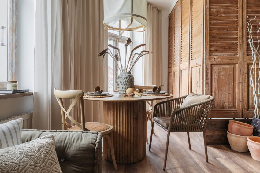 W części jadalnianej stoi stół
od Unodesign, a...