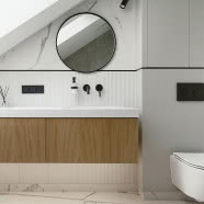 Minimalistyczny dom na Kaszubach. Ma wysoki sufit nad salonem i antresolę!