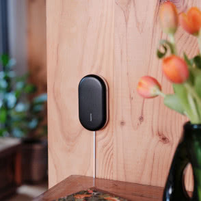 komoda, oczyszczacz powietrza, klimatyzacja, drewno na ścianie, drewniane panele na podłodze, okno balkonowe, świece, wazon z kwiatami