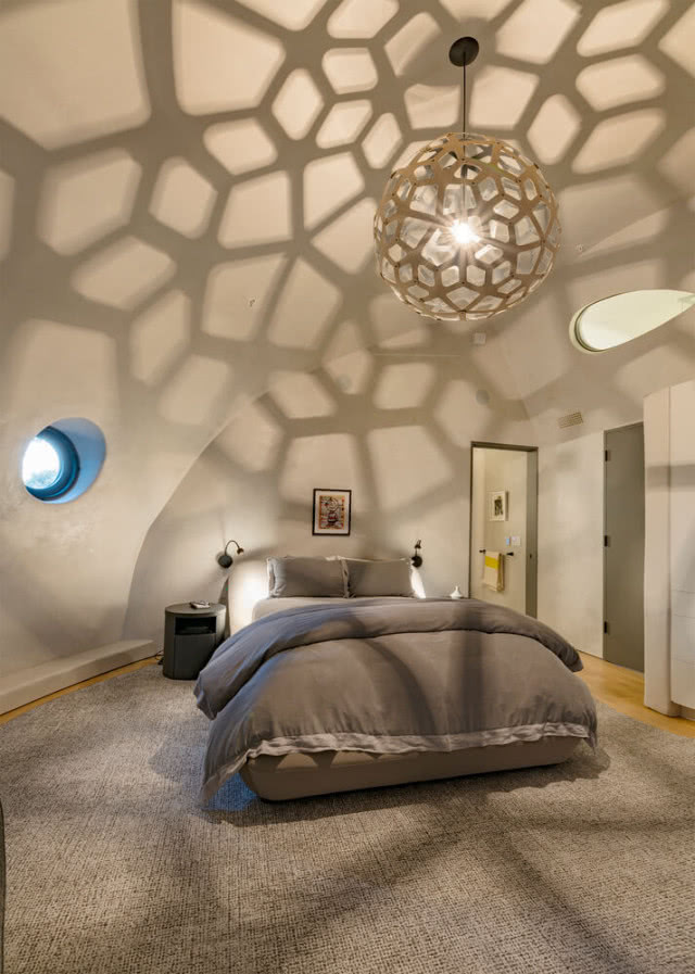 lampa sufitowa rzuca wzory