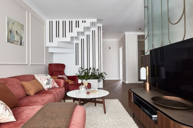 Jasny salon z ciemną podłogą