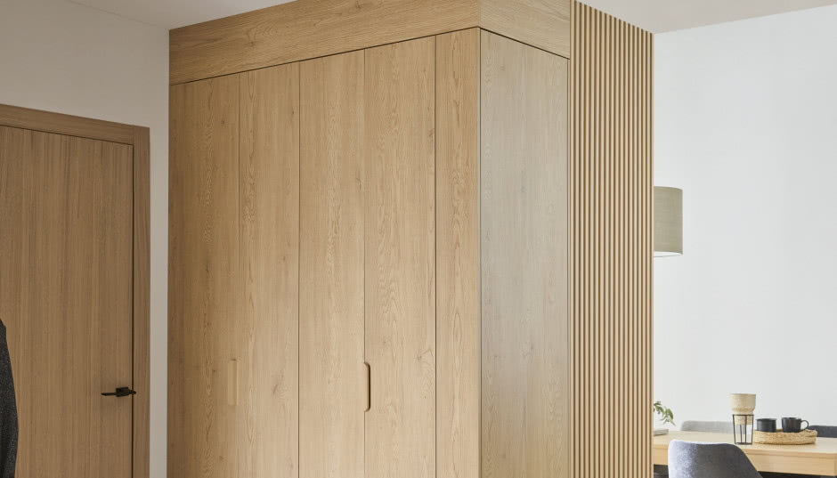 Jak w niewielkim mieszkaniu dopasować szafę w aranżacji salonu?