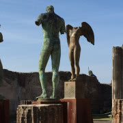 Igor Mitoraj, „Upadły Anioł”. Rzeźba znajduje...