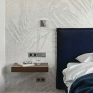 Minimalistyczny dom na Kaszubach. Ma wysoki sufit nad salonem i antresolę!