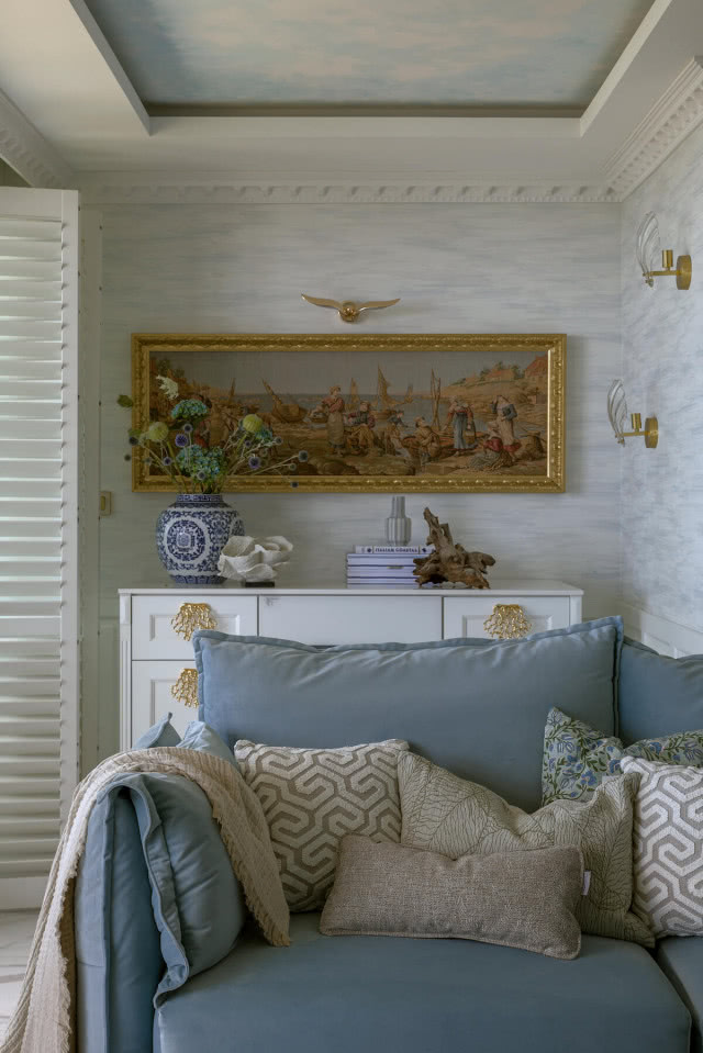 błękitna sofa w salonie
