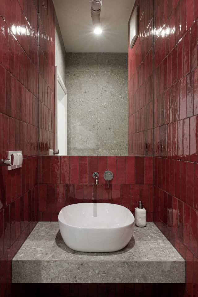 umywalka nablatowa, czerwone płytki na ścianie z połyskiem, lustro