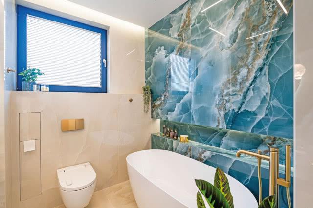 niebieski spiek na ścianie w łazience