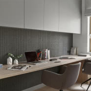 Minimalistyczny dom na Kaszubach. Ma wysoki sufit nad salonem i antresolę!