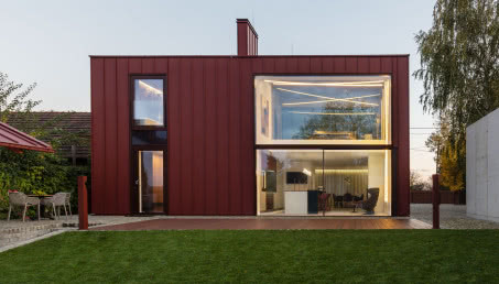 Stuletni dom po przebudowie! Ma wielkie okna i elewację z blachy!