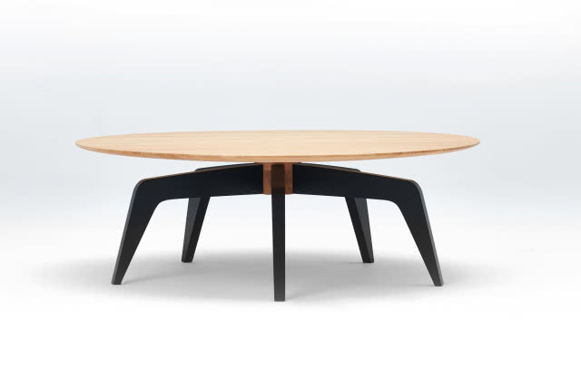 Stół AL 102 składa się
ze sferycznego dysku
blatu wykonanego
z litego dębu,
który jest oparty
na konstrukcji
składającej się
z sześciu
elementów.