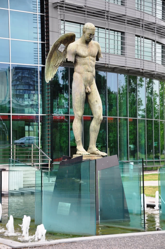 rzeźba bez rąk i jednego skrzydła Igor Mitoraj Ikaro Alto w Warszawie