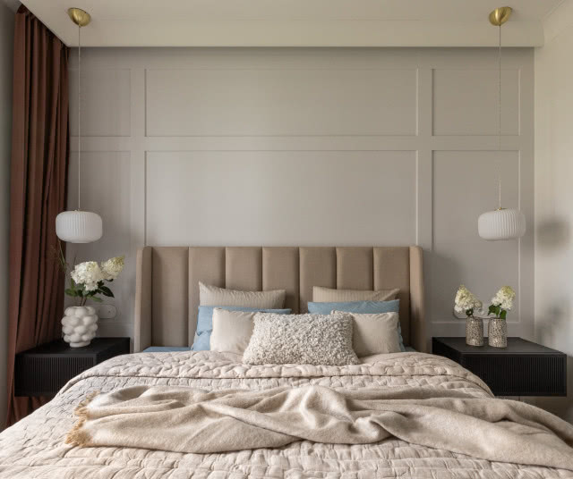 Łóżko z. wysokim tapicerowanym zagłówkiem w sypialni