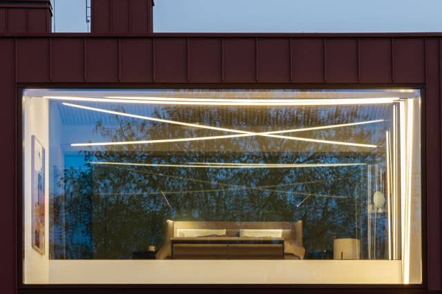 duże przeszklenia w sypialni