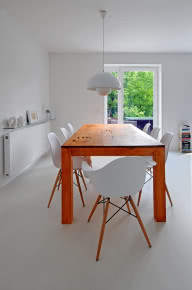 Krzesła w jadalni to klasyka designu - słynne DAW Charlesa i Ray Eamesów