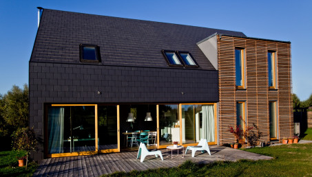 Ekologiczna czarna stodoła pośród natury