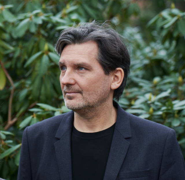 Piotr Grzybowski Ukończył Wydział Architektury Wnętrz wrocławskiej ASP. Projektowaniem mebli zajmuje się od 1999 roku, ale własne
studio i manufakturę zaczął budować wraz
z Magdaleną Hubką w 2012 roku, by dwa lata później stworzyć docenianą i nagradzaną markę Swallow’s Tail Furniture.