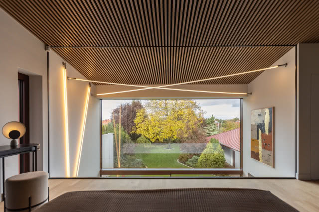 duże przeszklenia w sypialni