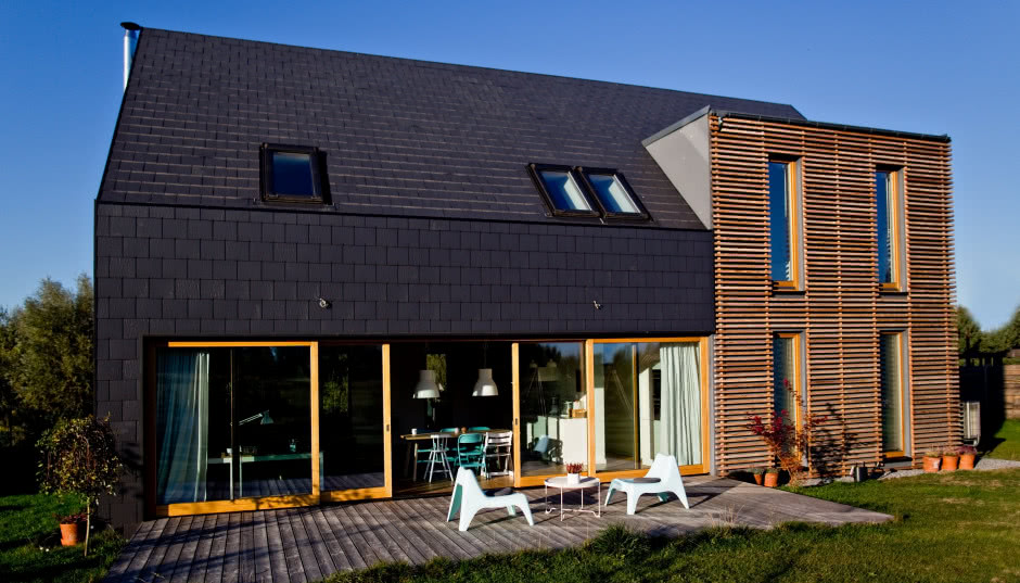 Ekologiczna czarna stodoła pośród natury