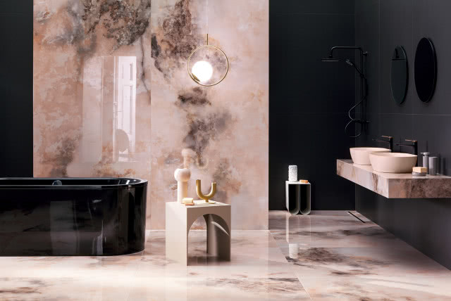 czarna wanna wolnostojąca, dwie umywalki nablatowe w odcieniu różu, stolik, dwa okrągłe lustra, kabina prysznicowa, deszczownica