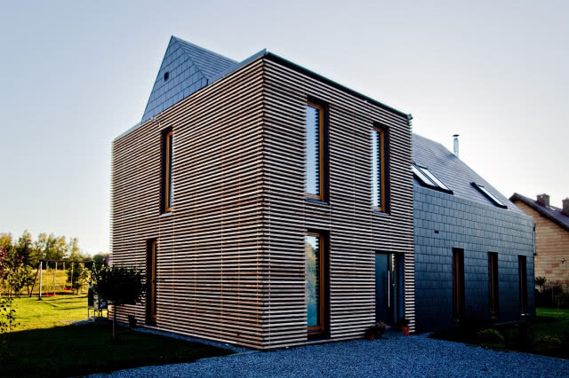 Ekologiczna czarna stodoła pośród natury