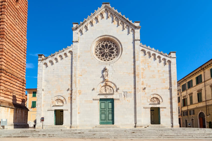 Katedra pw. św. Marcina. Pośrodku fasady, w...