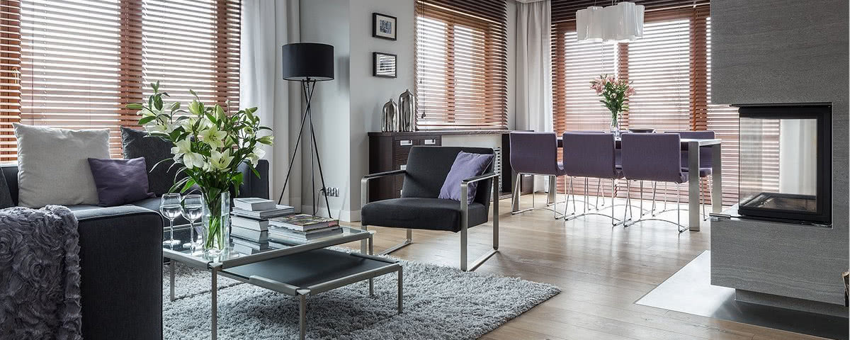 Eleganckie wnętrza w szarości, fioletach i drewnie