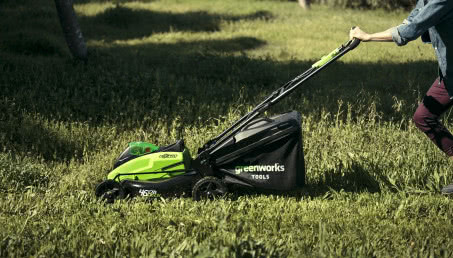 Na co zwrócić uwagę przy zakupie kosiarki?