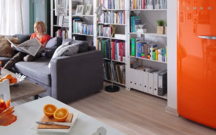 Styl skandynawski i kolorowa lodówka w roli głównej