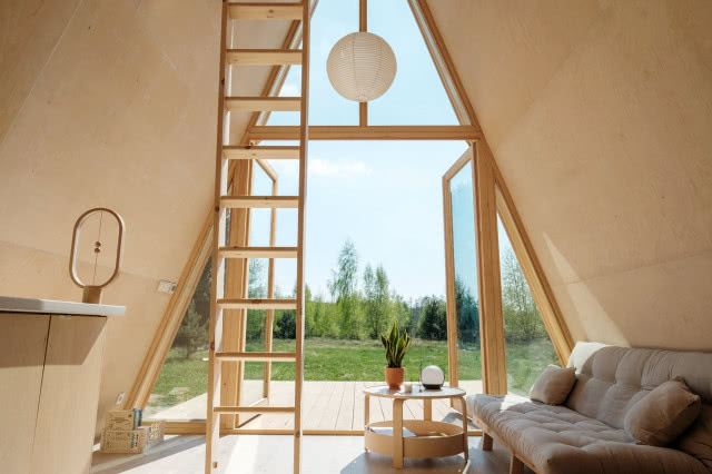 wnętrze domku wykończonego sklejką