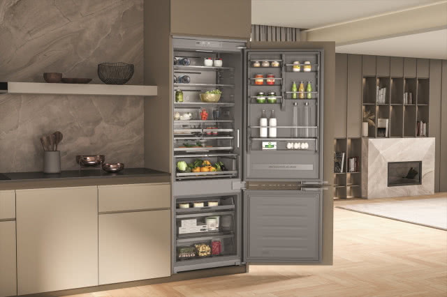 Lodówka marki Whirlpool, produkty spożywcze, jodełka na podłodze, kominek, półki 