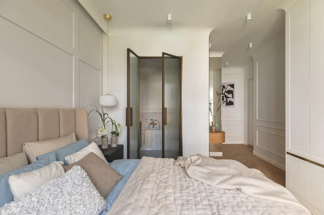 sypialnia z łazienką szklane drzwi