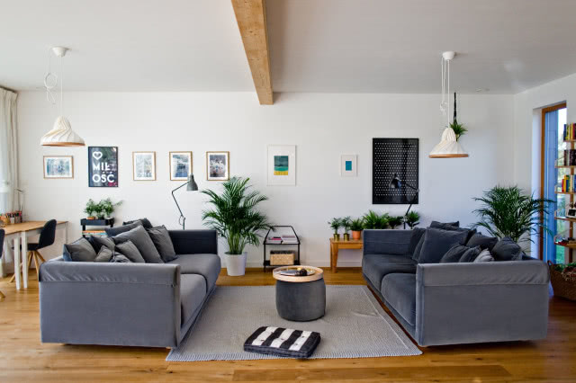 Ekologiczna czarna stodoła pośród natury