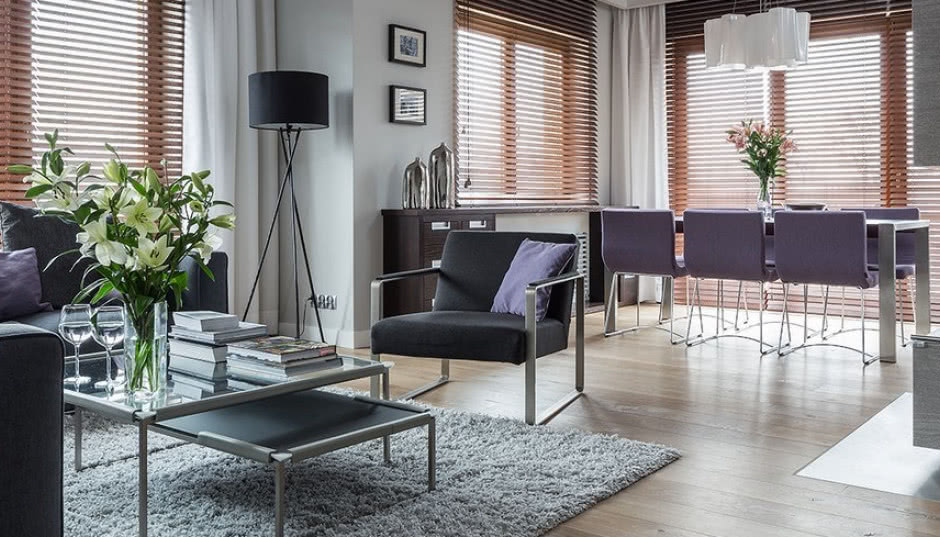 Eleganckie wnętrza w szarości, fioletach i drewnie