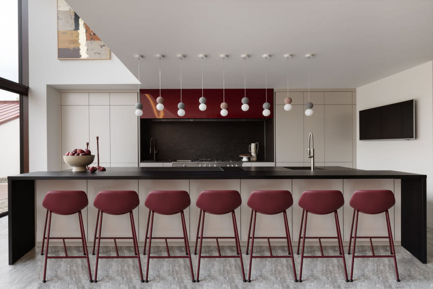 Otwarta kuchnia połączona
jest z jadalnią....