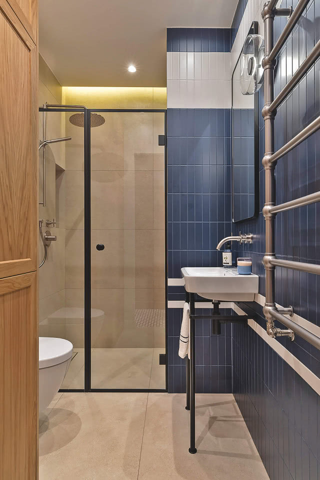 granatowe płytki w łazience 