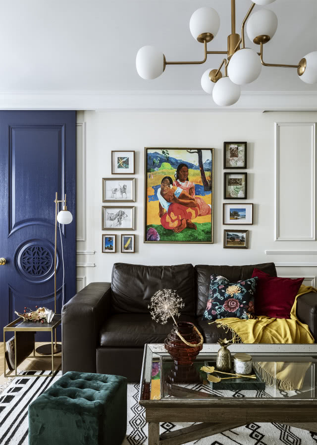 Eklektyczny salon z obrazami na ścianach